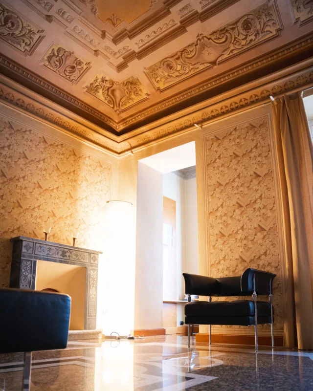 🏛️ Dove il Settecento incontra il design contemporaneo
Villa Gippini svela la sua anima barocca attraverso stucchi dorati che danzano sui soffitti, mentre arredi di design italiano firmati creano un dialogo perfetto tra epoche. Ogni ambiente racconta la storia di una dimora aristocratica del XVIII secolo, dove la famiglia bergamasca Gippini trovò il suo rifugio d'elezione affacciato sul Lago d'Orta.
Il restauro conservativo, condotto in stretta collaborazione con la Sovrintendenza, ha saputo preservare l'identità storica di ogni sala, arricchendola con pezzi iconici del design italiano. Un'esperienza di soggiorno che trasforma ogni momento in un incontro tra bellezza senza tempo e comfort contemporaneo.

✨ Vivi l'eleganza di Villa Gippini: prenota la tua esperienza esclusiva su www.hotelsanrocco.it

📍 Hotel San Rocco – Lago d'Orta
📞 Info: +39 0322 911977
✉️ info@hotelsanrocco.it

🏛️ Where the 18th century meets contemporary design
Villa Gippini reveals its baroque soul through gilded stuccos dancing on the ceilings, while Italian designer furniture creates a perfect dialogue between eras. Each room tells the story of an 18th-century aristocratic residence, where the Bergamo Gippini family found their chosen refuge overlooking Lake Orta.
The conservative restoration, conducted in close collaboration with the Superintendency, preserved the historical identity of each hall, enriching it with iconic pieces of Italian design. A stay experience that transforms every moment into an encounter between timeless beauty and contemporary comfort.

✨ Experience the elegance of Villa Gippini: book your exclusive stay at www.hotelsanrocco.it

📍 Hotel San Rocco – Lake Orta
📞 Info: +39 0322 911977
✉️ info@hotelsanrocco.it