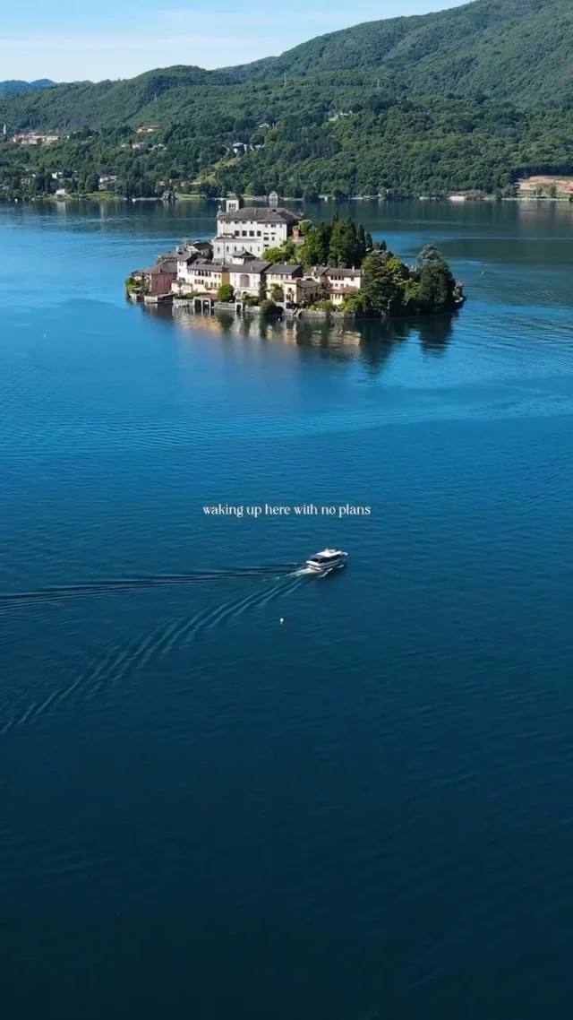 Il tempo si ferma. Tu respiri.

Hotel San Rocco.
Dove non servono piani.

Apri gli occhi. L’Isola di San Giulio ti saluta.
Il lago sussurra la sua storia millenaria.

Qui il lusso non ha fretta. Le tue suite affacciate sull’acqua diventano palchi privilegiati per uno spettacolo che cambia con la luce. Dal primo raggio di sole ai riflessi dorati del tramonto, ogni momento ha il sapore della libertà assoluta.

Non serve decidere cosa fare. Basta lasciarsi vivere nel posto più bello del mondo ✨

📍 Hotel San Rocco – Lago d’Orta
📞 Info: +39 0322 911977
✉️ info@hotelsanrocco.it

Time stops. You breathe.

Hotel San Rocco.
Where plans are optional.

Open your eyes. San Giulio Island greets you.
The lake whispers its thousand-year story.

Here luxury takes its time. Your lakefront suites become privileged balconies for a show that changes with the light. From the first ray of sun to the golden reflections of sunset, every moment tastes like absolute freedom.

No need to decide what to do. Just let yourself live in the most beautiful place on earth ✨

📍 Hotel San Rocco – Lake Orta
📞 Info: +39 0322 911977
✉️ info@hotelsanrocco.it

#Lagodorta #weekend #romanticplace #lakeorta #hotelsarocco #droneview #wakeupview #italianlakes #lakeview