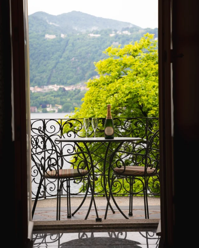 👑 Primo piano tutto per voi. Per sentirsi re. 👑

La Suite Presidenziale di Villa Gippini.

Affreschi dell'Ottocento che sussurrano storie dal passato. Marmi intarsiati che riflettono la luce del lago. Un bagno vista lago che trasforma ogni momento in belvedere privato sull'Isola di San Giulio. Qui il lusso non è ostentazione, è poesia abitata.

Poltrona Frau e design Luca Scacchetti dialogano con l'arte di due secoli fa, mentre dal terrazzo con loggiato il tempo sembra fermarsi. Non è solo una suite: è il vostro regno privato affacciato sul lago più romantico d'Italia.

Scopri dove dormire diventa un'esperienza regale ✨

📍 Hotel San Rocco – Lago d'Orta
📞 Info: +39 0322 911977
✉️ info@hotelsanrocco.it

👑 The entire first floor. All yours. To feel like royalty. 👑

The Presidential Suite of Villa Gippini.

19th-century frescoes whisper stories from the past. Inlaid marble reflects the light of the lake. A lake-view bathroom transforms every moment into a private belvedere overlooking San Giulio Island. Here luxury isn't ostentation, it's inhabited poetry.

Poltrona Frau and Luca Scacchetti design dialogue with art from two centuries ago, while from the loggia terrace time seems to stand still. It's not just a suite: it's your private kingdom overlooking Italy's most romantic lake.

Discover where sleeping becomes a royal experience ✨

📍 Hotel San Rocco – Lake Orta
📞 Info: +39 0322 911977
✉️ info@hotelsanrocco.it