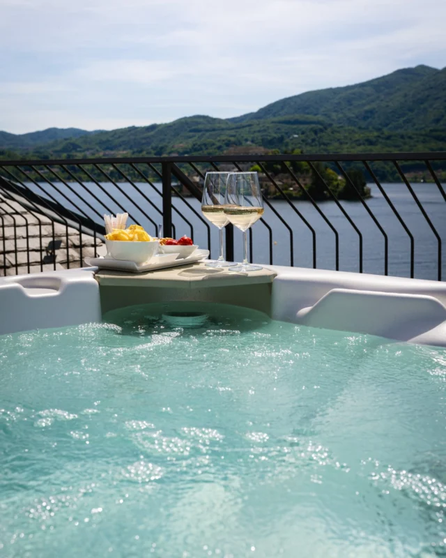 🌅 Il cielo come soffitto. Il lago come panorama.

Il nostro Roof Garden trasforma ogni momento in un ricordo indelebile. Qui potete organizzare aperitivi privati sospesi tra cielo e acqua, mentre l'Isola di San Giulio si specchia nelle vostre bollicine. O scegliere il nostro pacchetto romantico: idromassaggio panoramico con vista mozzafiato, dove il tempo rallenta e i sensi si risvegliano.

La nostra terrazza esclusiva si adatta ai vostri desideri: un brindisi con gli amici, un momento romantico in coppia, o semplicemente il piacere di rilassarsi sul lago più bello del mondo.

Prenotate il vostro angolo di paradiso privato ✨

📍 Hotel San Rocco – Lago d'Orta
📞 Info: +39 0322 911977
✉️ info@hotelsanrocco.it

🌅 The sky as ceiling. The lake as panorama.

Our Roof Garden transforms every moment into an indelible memory. Here you can organize private aperitifs suspended between sky and water, while San Giulio Island reflects in your bubbles. Or choose our romantic package: panoramic whirlpool with breathtaking view, where time slows down and senses awaken.

Our exclusive terrace adapts to your desires: a toast with friends, a romantic moment as a couple, or simply the pleasure of relaxing on the most beautiful lake in the world.

Book your corner of private paradise ✨

📍 Hotel San Rocco – Lake Orta
📞 Info: +39 0322 911977
✉️ info@hotelsanrocco.it