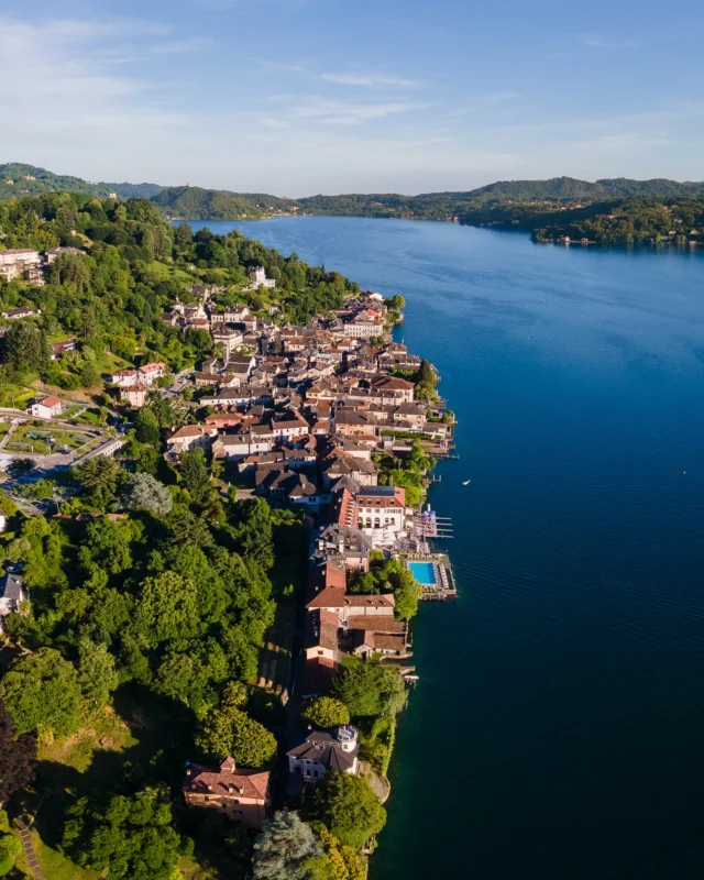 🏰 Dove il borgo incontra il lago, nasce la magiaHotel San Rocco si fonde con la bellezza di Orta San Giulio come se fosse sempre appartenuto a questo luogo incantato. Dall'alto si vede la perfezione: tetti antichi che si specchiano nell'acqua, vicoli che raccontano secoli di storia, il nostro hotel che custodisce tutto questo patrimonio con discrezione ed eleganza. Qui non siete solo ospiti, ma parte di un quadro che il tempo ha dipinto con amore.Venite a vivere il borgo più bello d'Italia dal nostro balcone privilegiato ✨📍 Hotel San Rocco – Lago d'Orta📞 Info: +39 0322 911977✉️ info@hotelsanrocco.it🌐 www.hotelsanrocco.it 🏰 Where the village meets the lake, magic is bornHotel San Rocco blends with the beauty of Orta San Giulio as if it had always belonged to this enchanted place. From above you can see perfection: ancient rooftops reflecting in the water, alleys telling centuries of history, our hotel guarding this heritage with discretion and elegance. Here you're not just guests, but part of a painting that time has created with love.Come experience Italy's most beautiful village from our privileged balcony ✨📍 Hotel San Rocco – Lake Orta📞 Info: +39 0322 911977✉️ info@hotelsanrocco.it🌐 www.hotelsanrocco.it #LagoDOrta #OrtaSanGiulio #BorgoMedievale #LakeView #DroneView #ItalianVillage #HiddenGem #PanoramicView