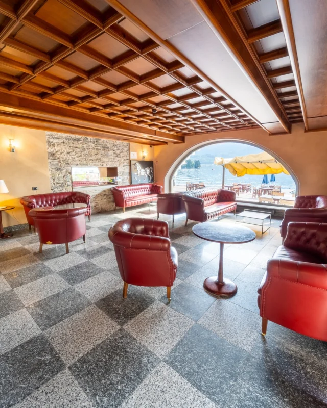 C’è un modo particolare in cui l’eleganza prende forma: morbida, accogliente, in pelle naturale e cucita a mano. Le poltrone Frau del nostro lounge bar non sono semplici sedute: sono un invito a rallentare, a sorseggiare un cocktail mentre il lago si riflette nei tuoi pensieri.
Ogni curva racconta una storia di artigianato italiano, di bellezza fatta per durare.

E se passi da Villa Gippini, le ritrovi lì: discrete, perfette, immerse nella luce delle sue sale storiche.
Un dettaglio che fa la differenza, dove il design incontra l’anima del luogo.

There’s a particular way elegance takes shape: soft, welcoming, in natural hand-stitched leather. The Frau armchairs in our lounge bar aren’t just seats—they’re an invitation to slow down, to sip a cocktail while the lake reflects in your thoughts.
Every curve tells a story of Italian craftsmanship, of beauty made to last.

And if you pass through Villa Gippini, you’ll find them there too: discreet, perfect, immersed in the light of its historic halls.
A detail that makes all the difference—where design meets the soul of the place.

📍 Hotel San Rocco – Lago d’Orta
📞 Info: +39 0322 911977
✉️ info@hotelsanrocco.it
🌐 www.hotelsanrocco.it

#PoltronaFrau #LoungeBar #VillaGippini #DesignItaliano #LagoDOrta #LuxuryDetails #HotelSanRocco #ItalianCraftsmanship #InteriorElegance #TimelessDesign