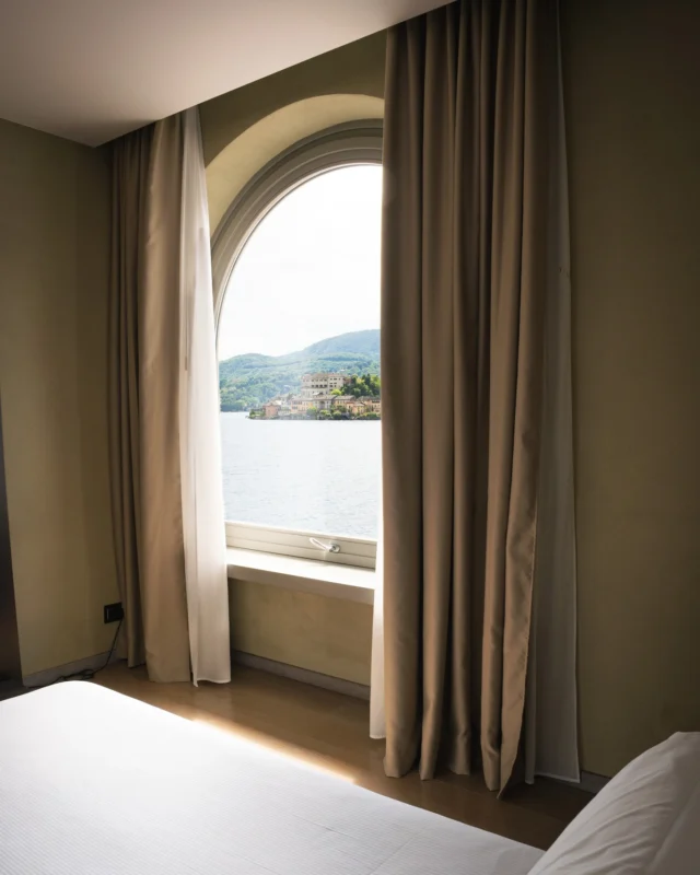 La Natura, ma con il tocco di Piero Lissoni.La nostra Suite della Natura è un rifugio di design italiano: marmo verde grezzo, sauna privata, doccia incrociata.Firmata da Fantini e parte del nostro laboratorio esperienziale Made in Italy, è una delle camere tematiche più iconiche dell’hotel.Più che una suite, un’immersione.Nature, with the touch of Piero Lissoni.Our Natura Suite is a haven of Italian design: raw green marble, a private sauna, and a unique cross shower.Designed by Fantini and part of our Made in Italy experiential concept, it’s one of the hotel’s most iconic theme rooms.More than a suite — it’s an experience.📍 Hotel San Rocco – Lago d’Orta📞 Info e prenotazioni: +39 0322 911977✉️ info@hotelsanrocco.it🌐 www.hotelsanrocco.it#SuiteDellaNatura #HotelSanRocco #PieroLissoni #FantiniDesign #MadeInItaly #DesignSuite #LagoDOrta #LuxuryEscape #ItalianDesign #BoutiqueHotelExperience