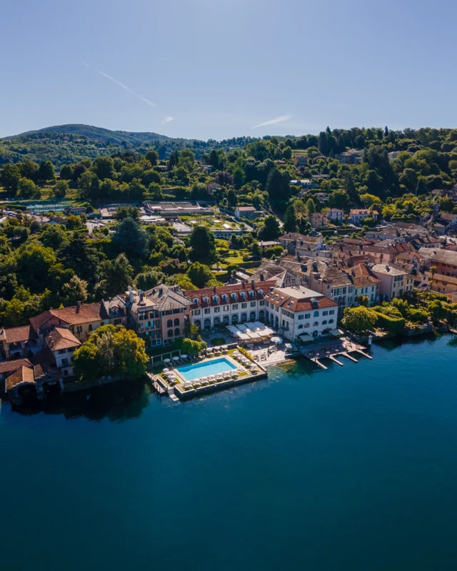🌅 Ferragosto al San Rocco – 15 agosto 2025Trascorri il 15 agosto in una cornice unica: la terrazza panoramica dell’Hotel San Rocco, affacciata sul Lago d’Orta.Un’atmosfera elegante e rilassata, con il tramonto a fare da sfondo e la musica live di Stefano de Palma (sax) e Valentina Mey (voce).3 proposte per la giornata:🍽 Pranzo – 12:30–14:30Menu à la carte arricchito da tre proposte speciali: carne, pesce e vegetariana.🍹 Aperitivo – 19:00–22:00Sangria e musica live sulle terrazze del bar.🍽 Cena – 19:30–22:00Menu à la carte e musica dal vivo fino alle 22:00.☔ In caso di maltempo, l’evento si terrà nelle sale interne.📞 Prenotazione obbligatoria: +39 0322 911977✉️ info@hotelsanrocco.it🌐 www.hotelsanrocco.it#Ferragosto #HotelSanRocco #LagoDOrta #LakeView #LiveMusic #SanRoccoEvents #Summer2025 #FerragostoSulLago #ValentinaMey #StefanoDePalma